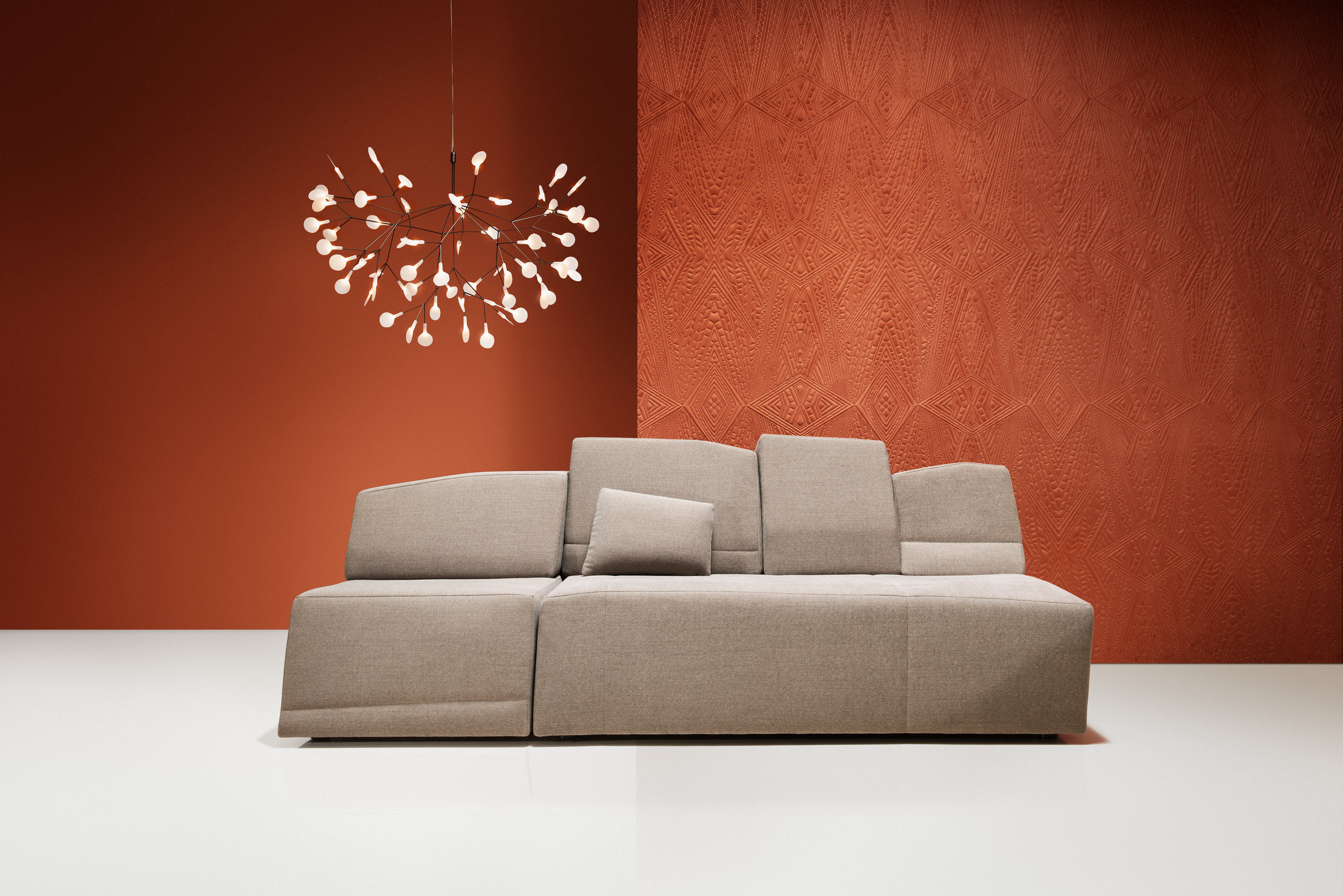 Poetic composition SLT Sofa and Heracleum suspension light