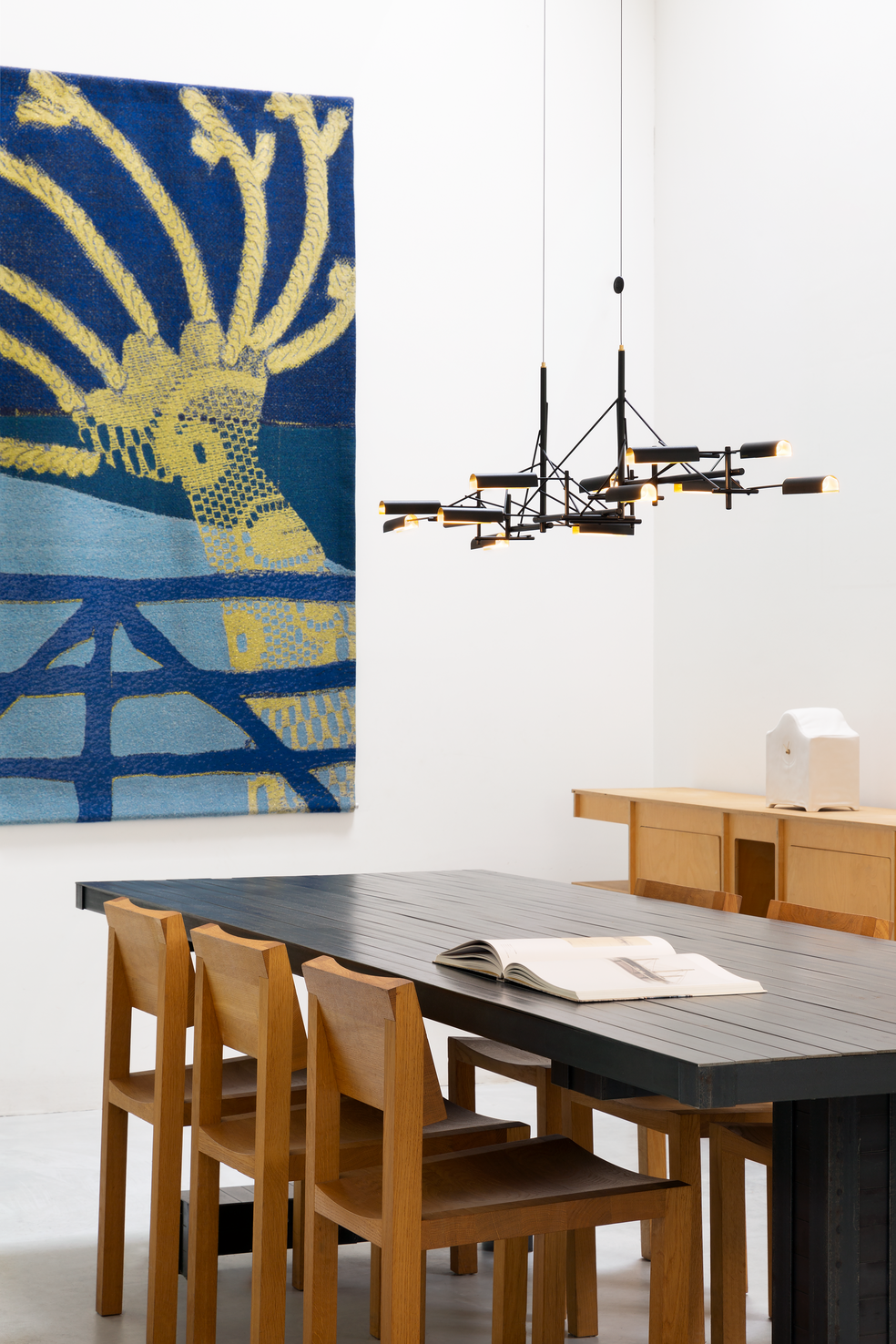 Interior with Tinkering 140 suspension light in dining room