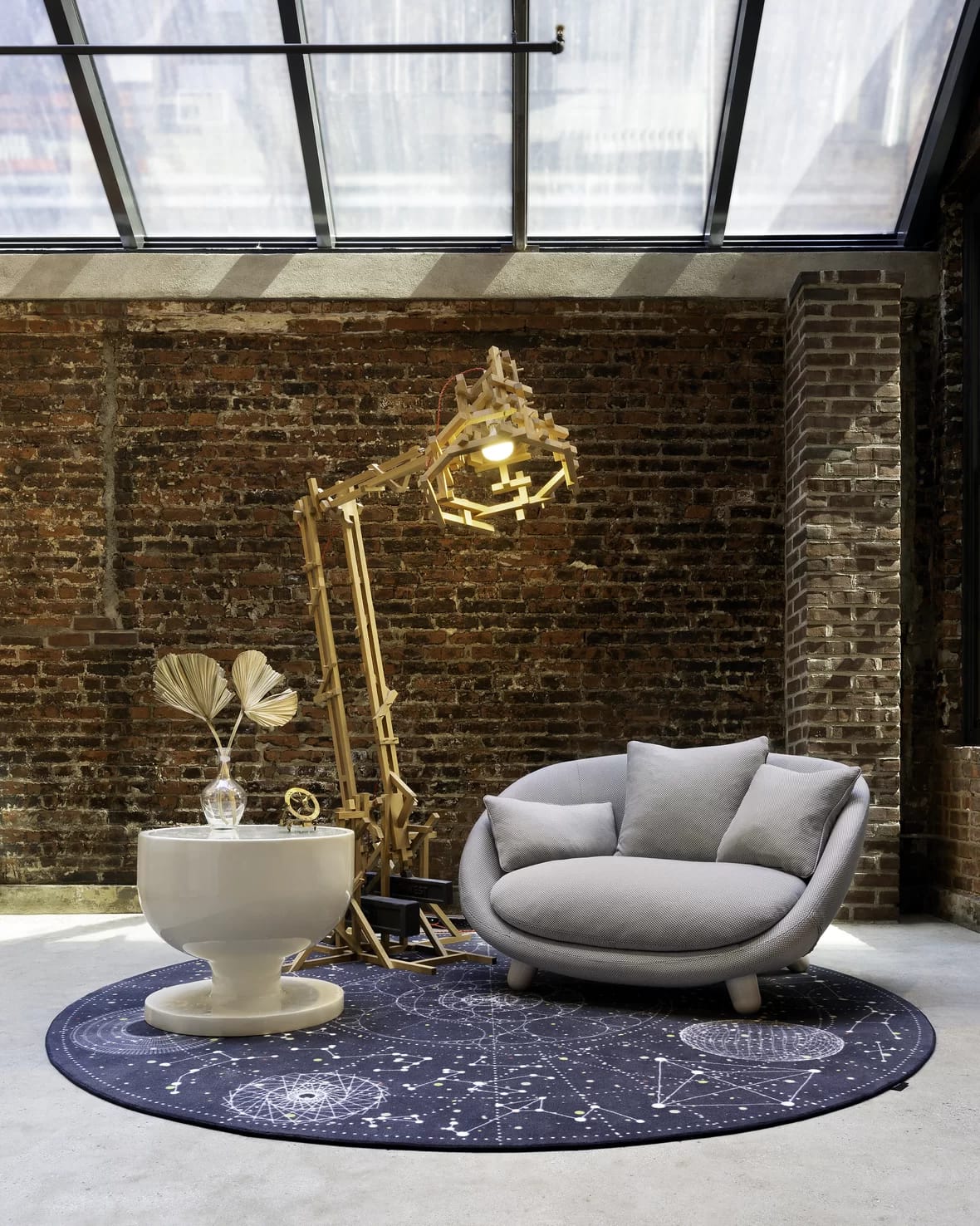 Interior with Love Sofa, Brave New World floor lamp and Elements 007