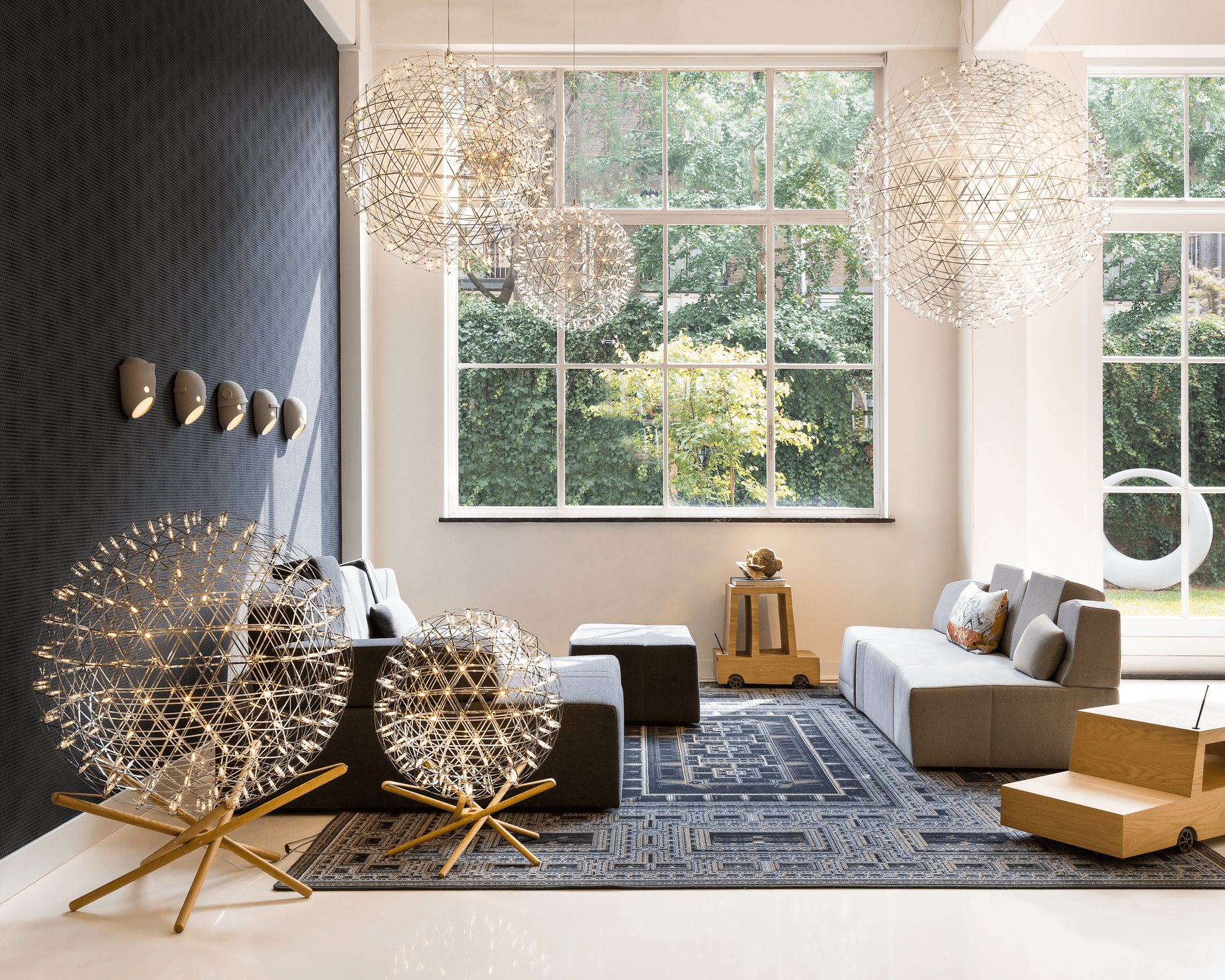 Moooi Raimond II and Raimond II Tensegrity in lifestyle setting