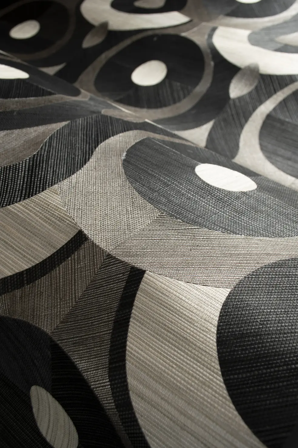 Queen Cobra Wallcovering detail Smoke 2