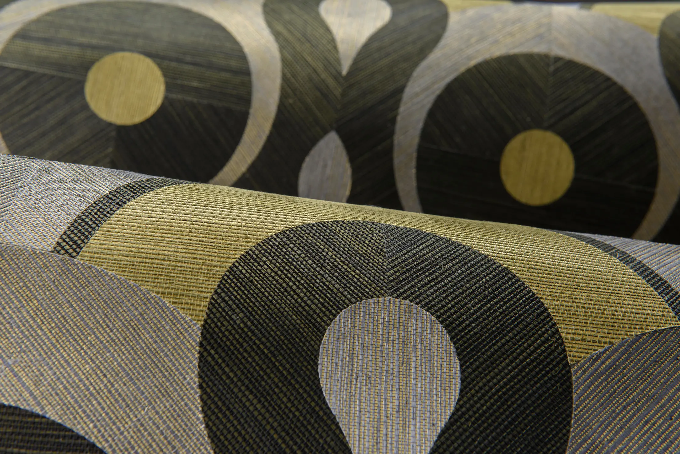 Queen Cobra Wallcovering detail Peridot