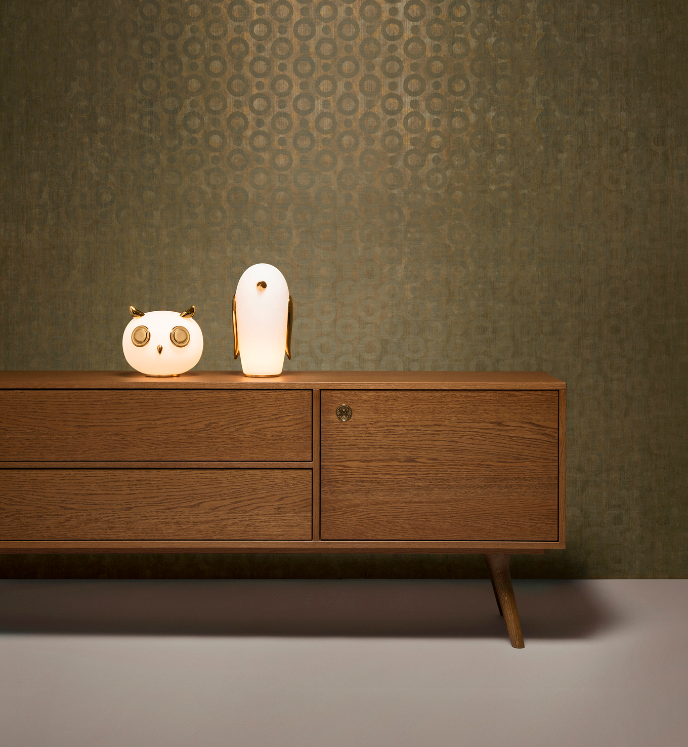 Poetic composition Pet Light Uhuh, Pet Light Noot Noot, Zio Buffet and Moooi Wallcovering